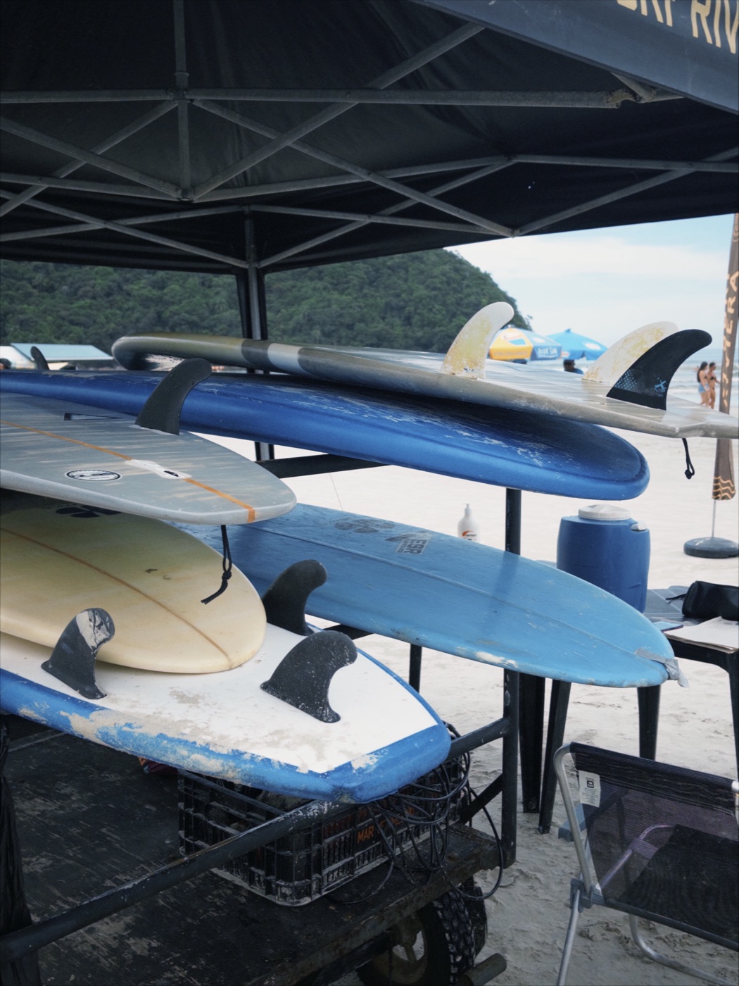 Estrutura da escola de surf na praia